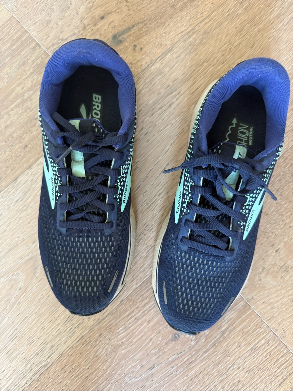 Brooks Women's Sneakers - Dark Navy with Mint Highlights